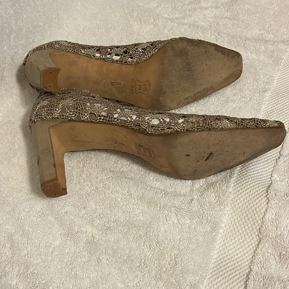 Intricate Lace pattern tan/cream 3in heels RED by Ramon Tenza size 9 - Picture 3 of 6